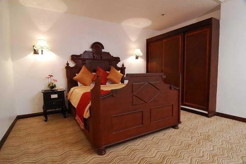 Bayview Park Hotel Manila 3*,